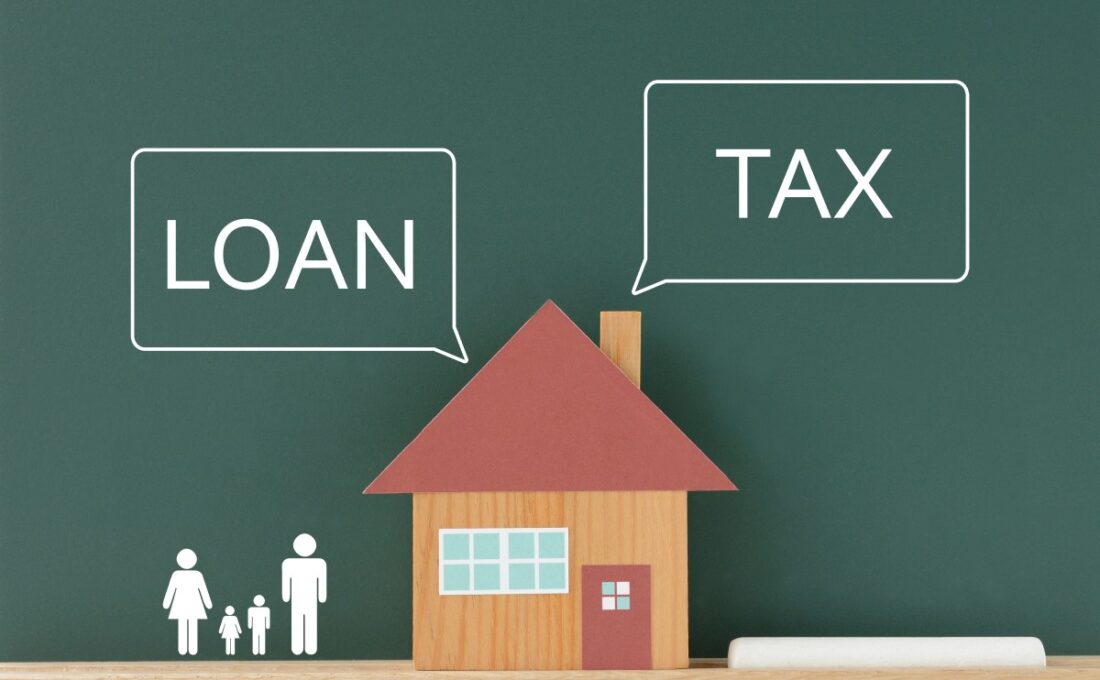 ローンと税金に関するテキストが書かれた家の模型と家族のイラスト