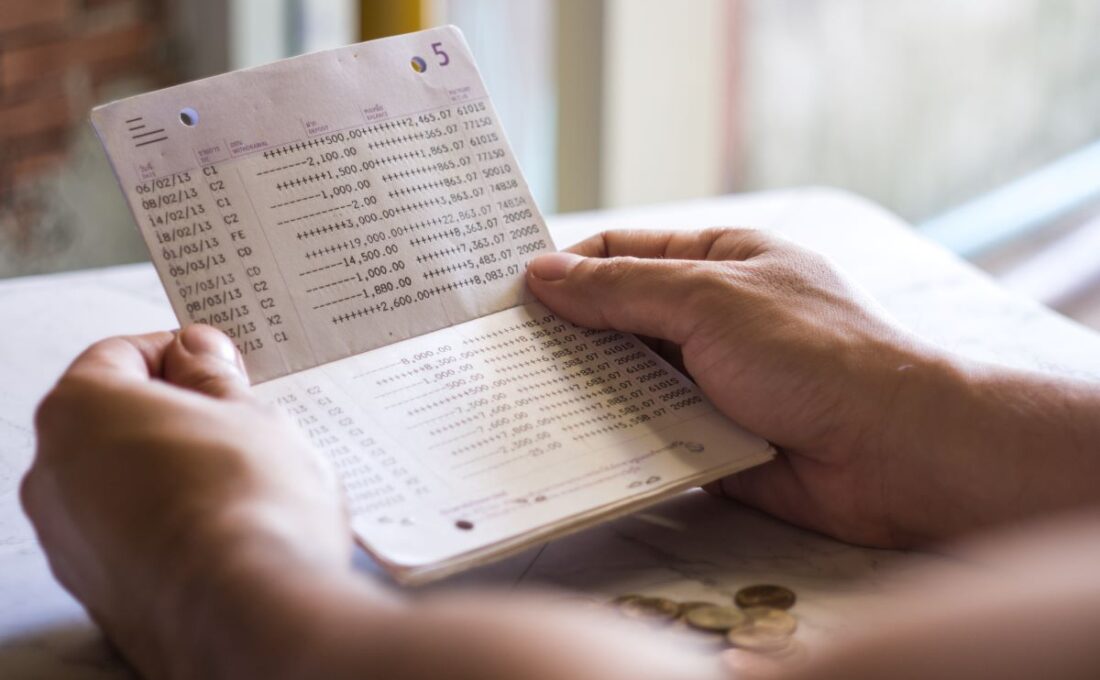 通帳を確認している手