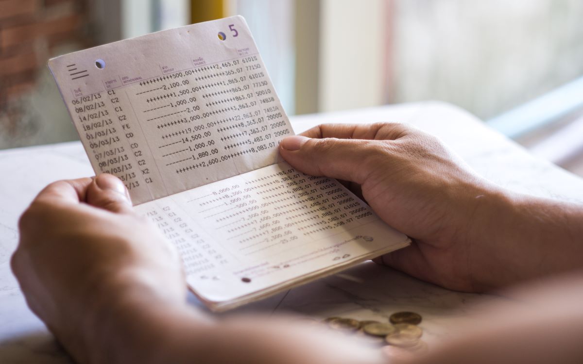 通帳を確認している手