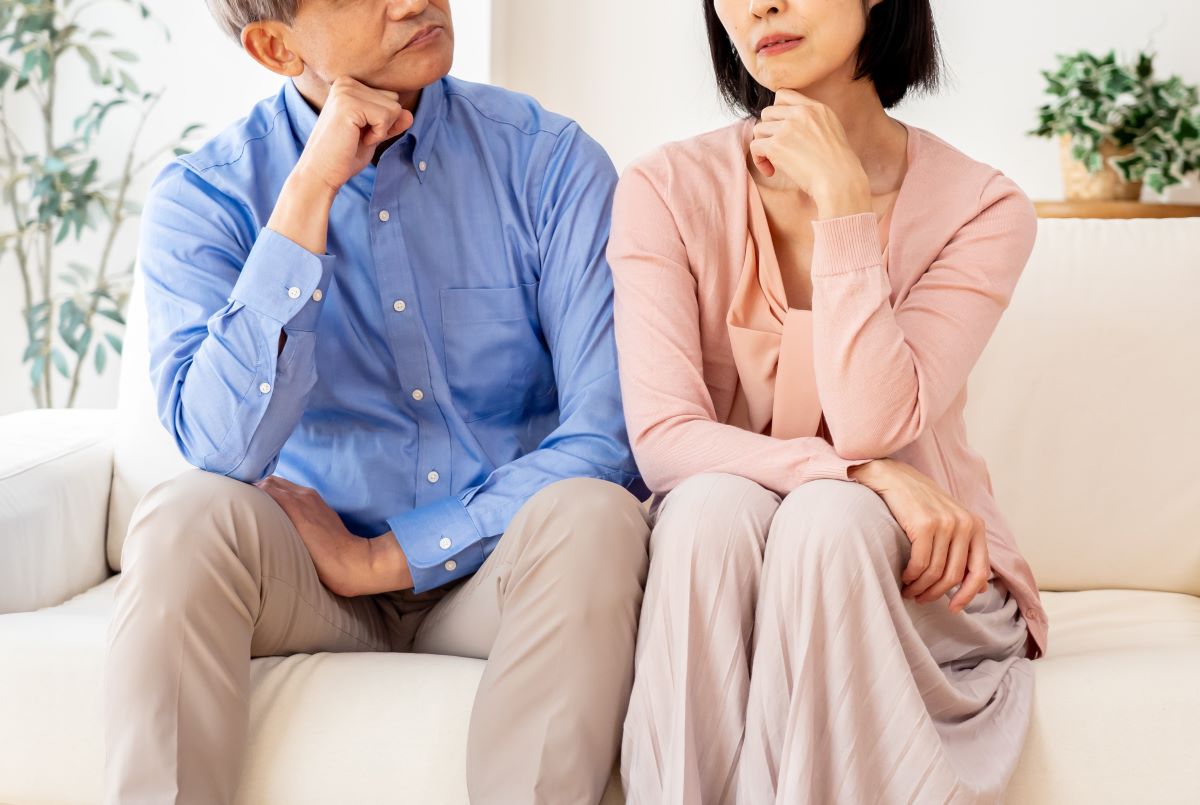 考え事をしている高齢の夫婦