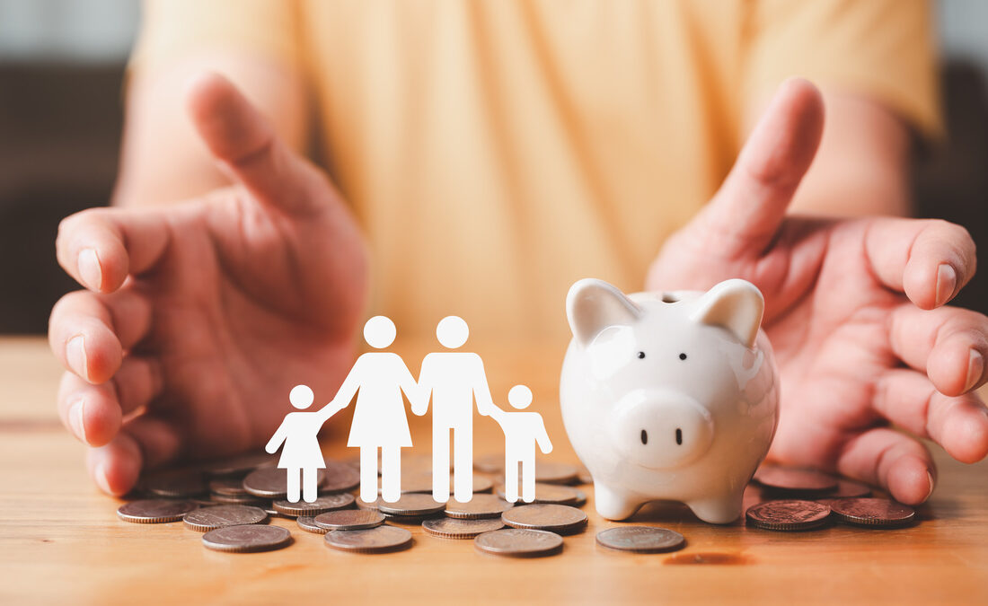 家族と貯金を象徴するイメージ。豚の貯金箱と家族のシルエット、コインが並んでいる。