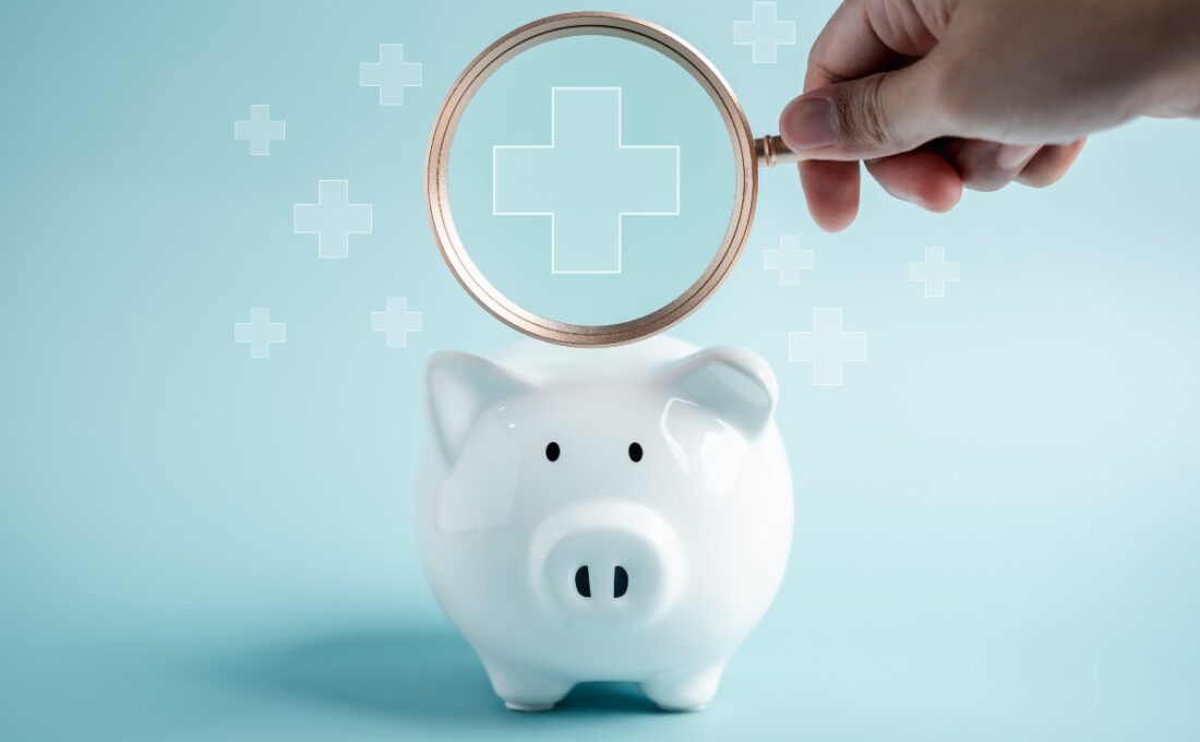 白い貯金箱に対して、手がルーペをかざしている様子。