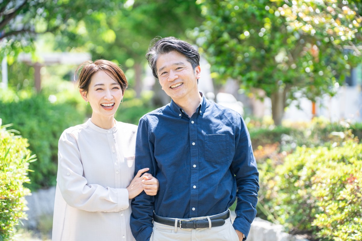 腕を組む夫婦
