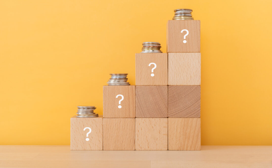 木製ブロックの上にコインが積み重なっており、ブロックには疑問符（？）が描かれている。