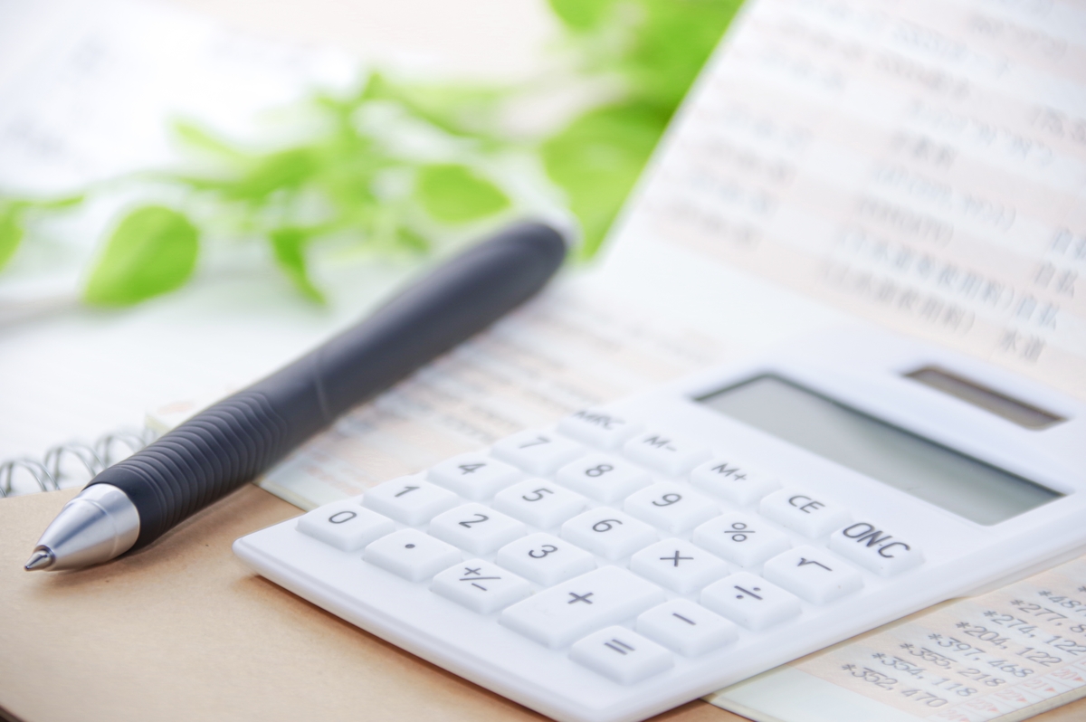 電卓と通帳、ペン。