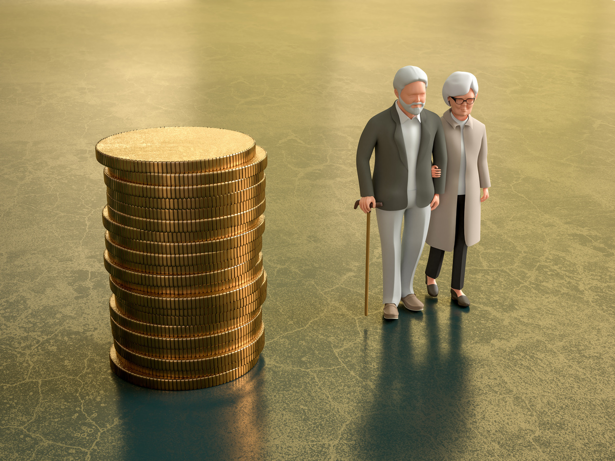 金色のコインの山の隣を歩く年配の夫婦