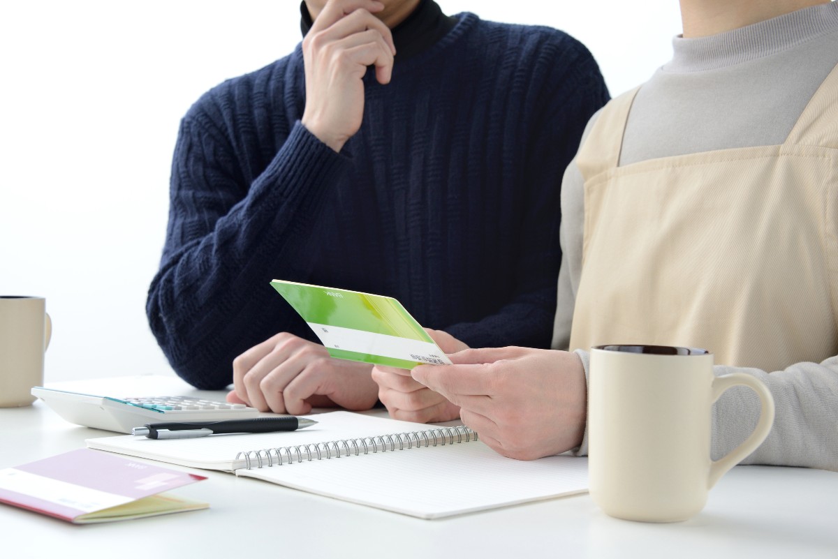 通帳を見ながら話し合っている二人