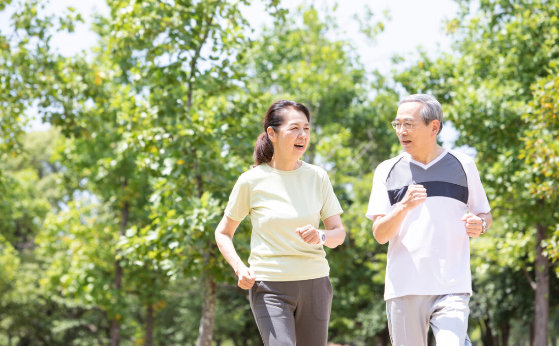 公園でジョギングを楽しむ年配の夫婦