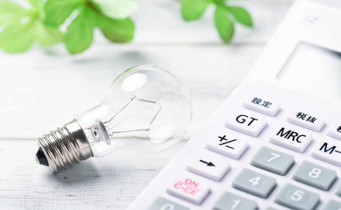 電球と電卓が並んだイメージ