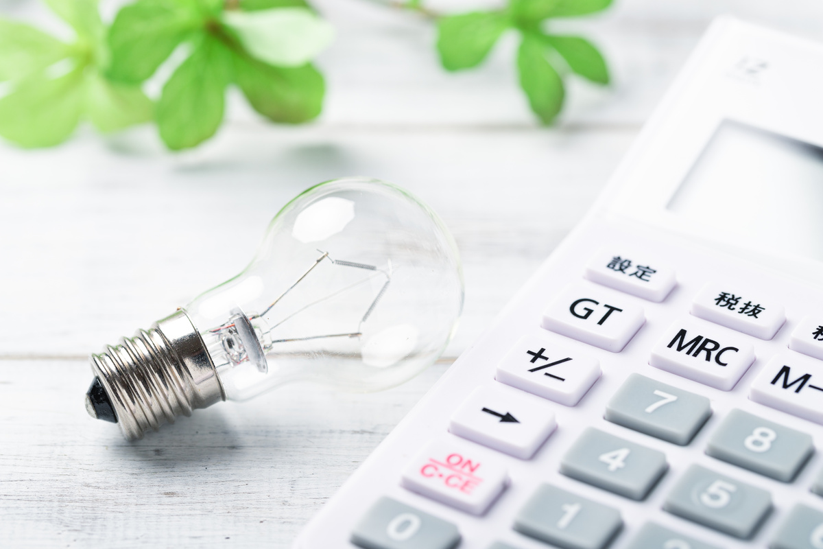 電球と電卓が並んだイメージ