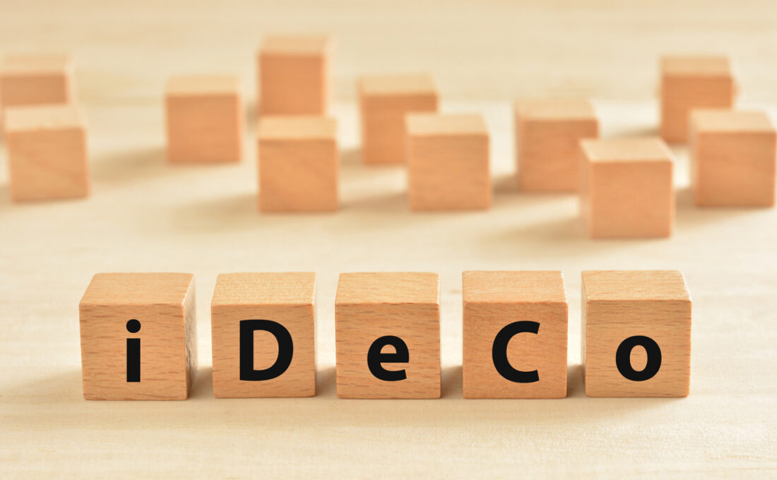 iDeCoの文字が書かれた木製ブロックが並んでいる。