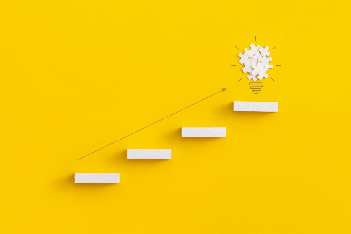 階段状のブロックと電球の形をしたパズル。