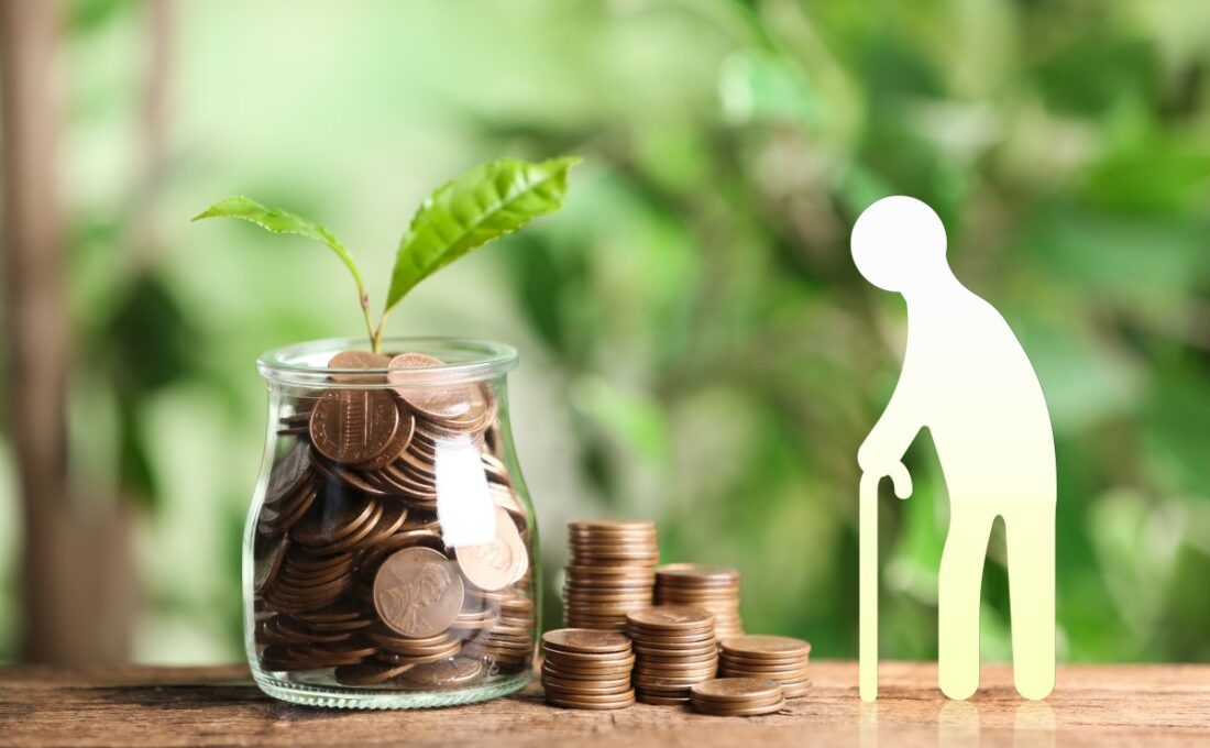 コインの入ったガラス瓶と老人のシルエット。