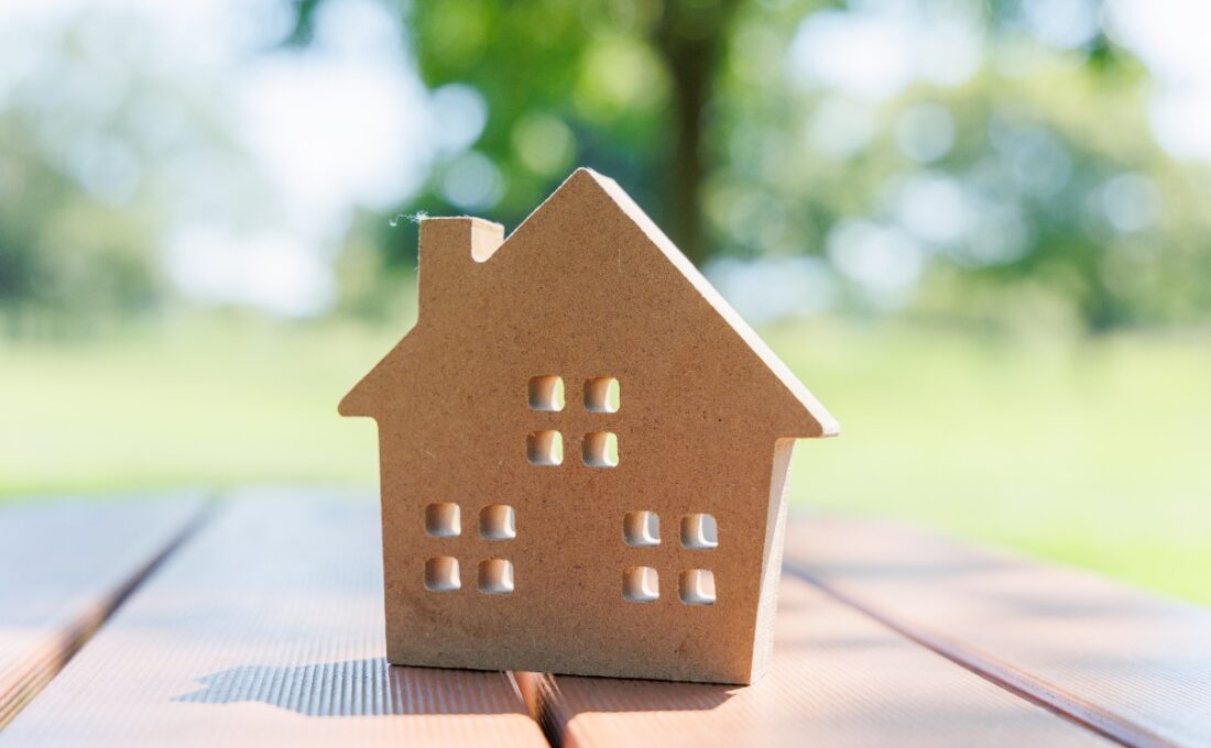 屋外のテーブルに置かれた家の模型