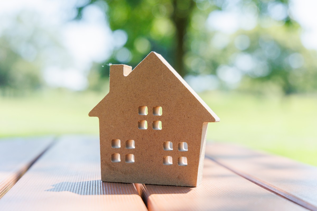 屋外のテーブルに置かれた家の模型