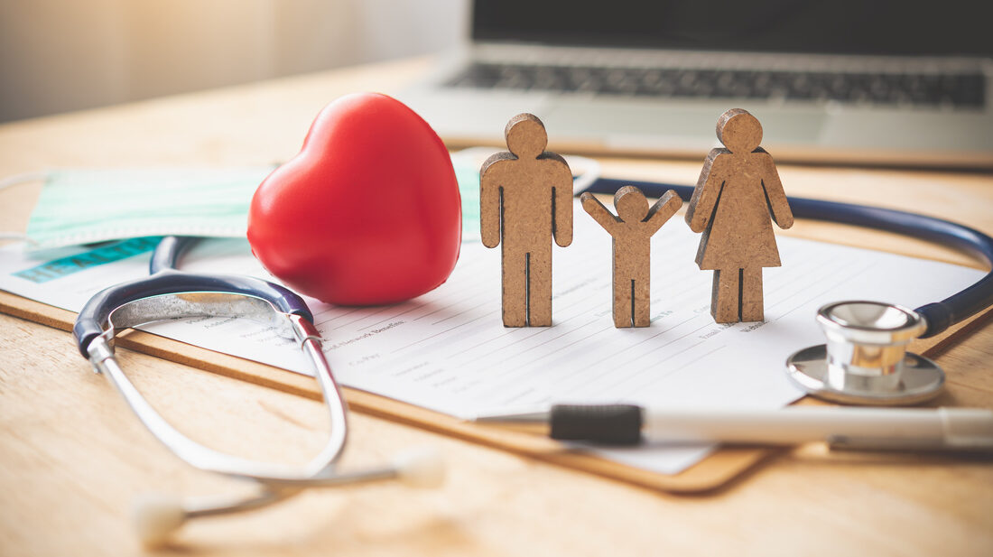 医療関連のアイテムと家族のフィギュア。