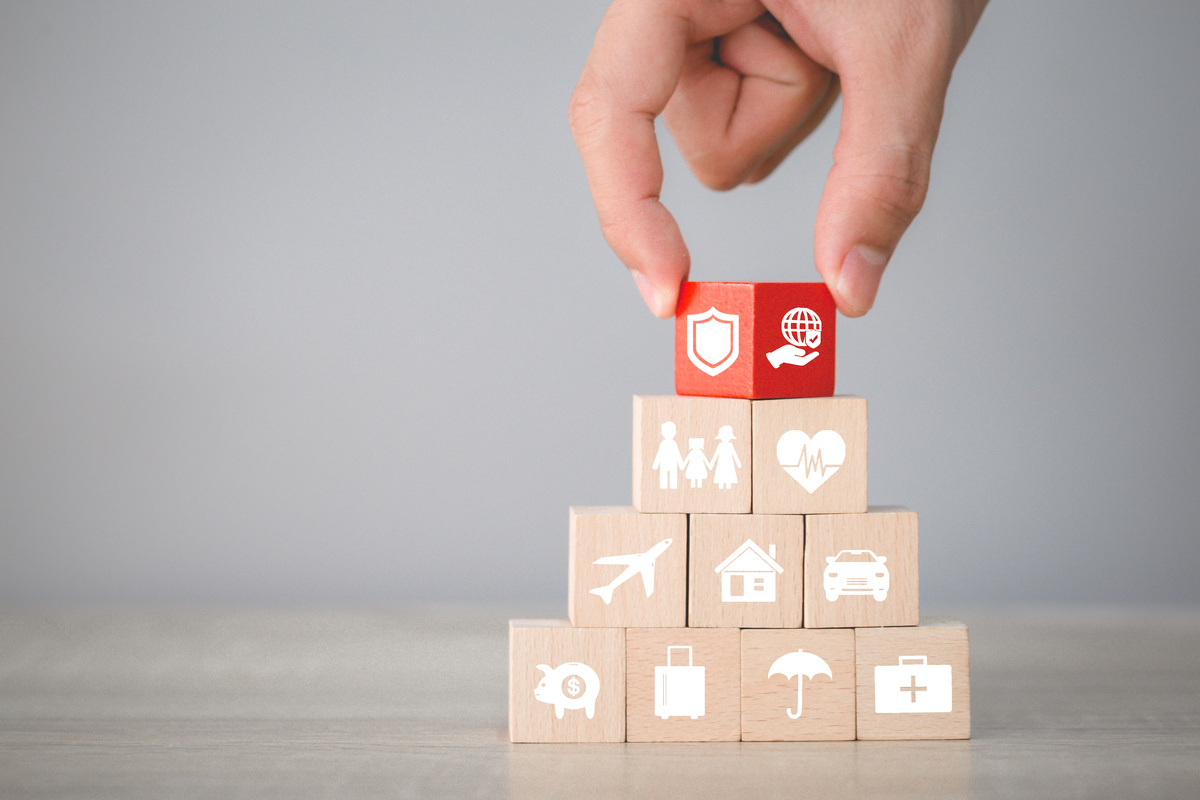 積み木のピラミッドに手がブロックを追加している。