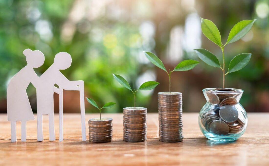 コインの上に芽が育つ老後資金のイメージ。