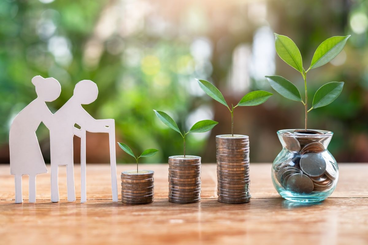 コインの上に芽が育つ老後資金のイメージ。
