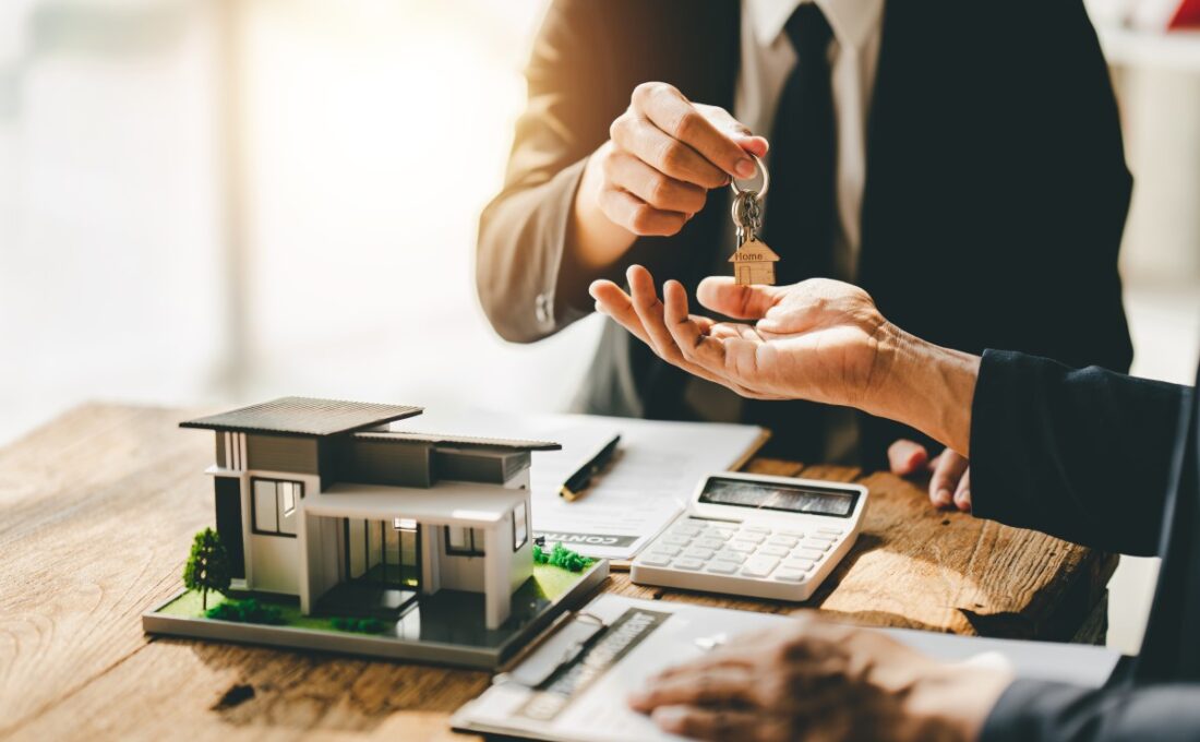 住宅ローン契約で鍵を受け取るシーン。