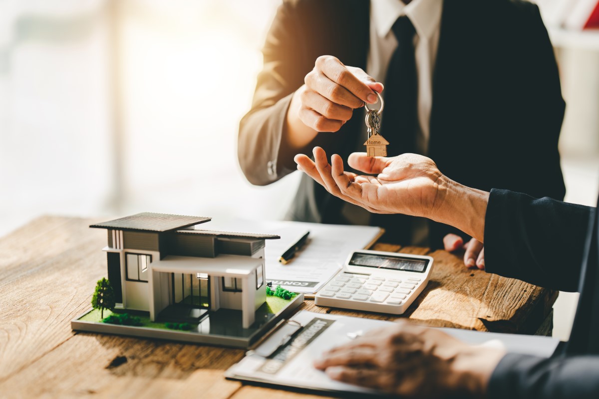 住宅ローン契約で鍵を受け取るシーン。