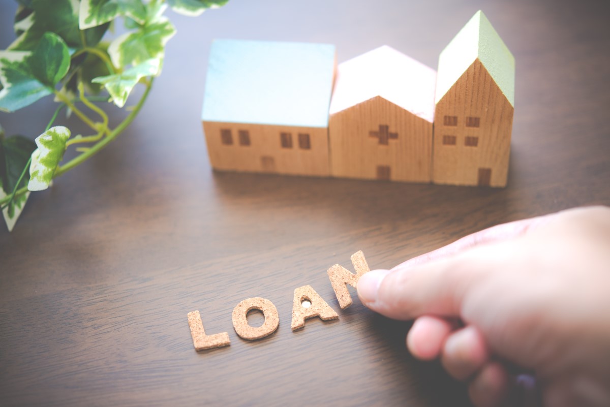 家の模型と‘LOAN’の文字。