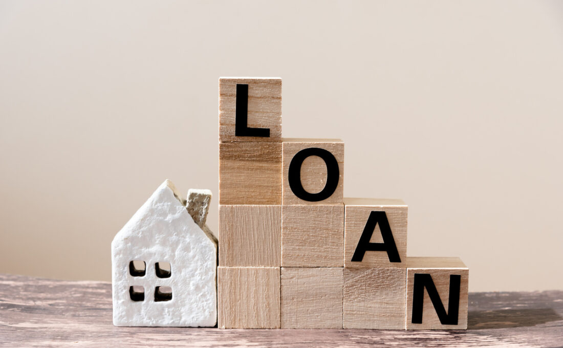 家の模型と‘LOAN’と書かれた積み木。