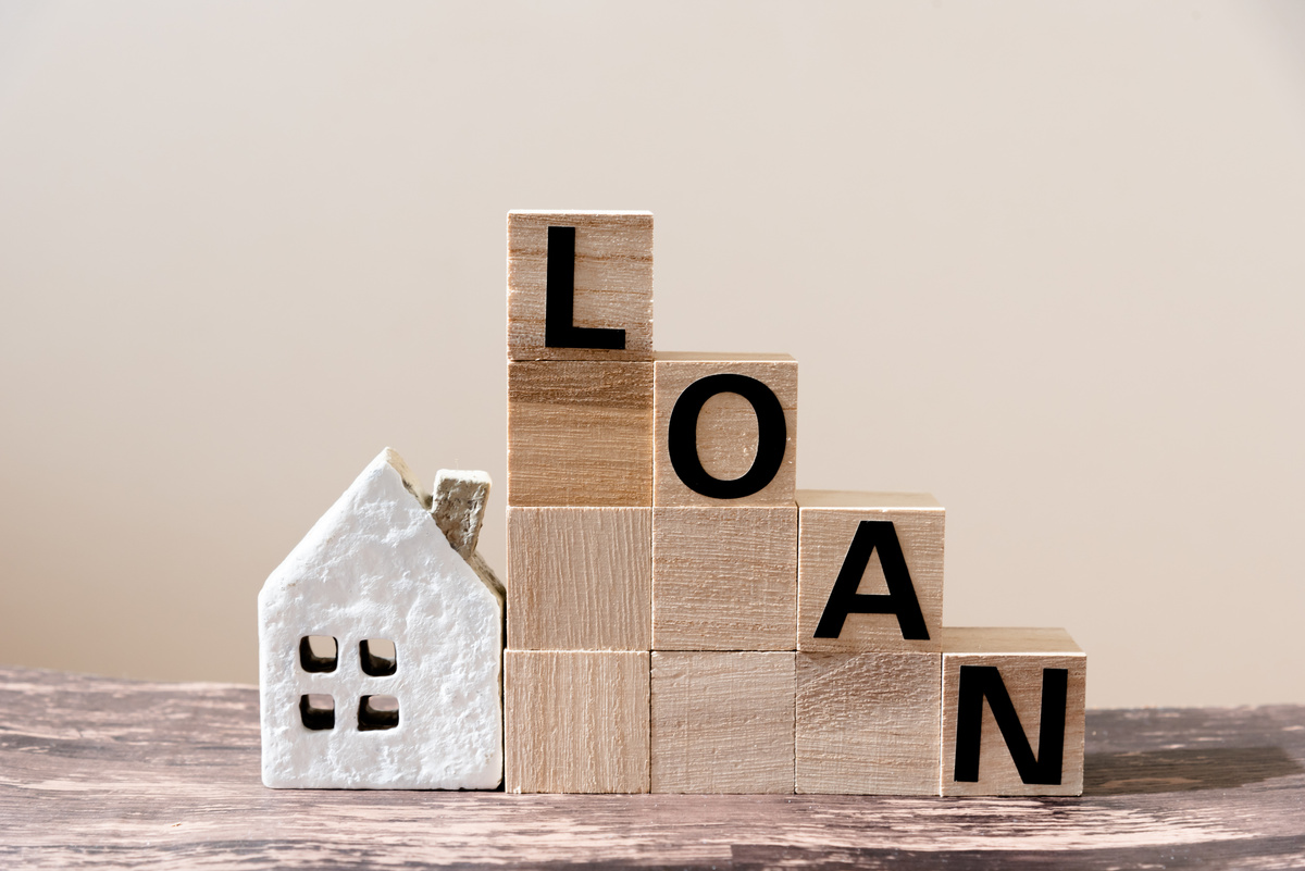 家の模型と‘LOAN’と書かれた積み木。