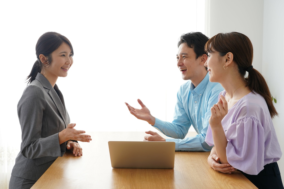 相談中のビジネスウーマンとカップル