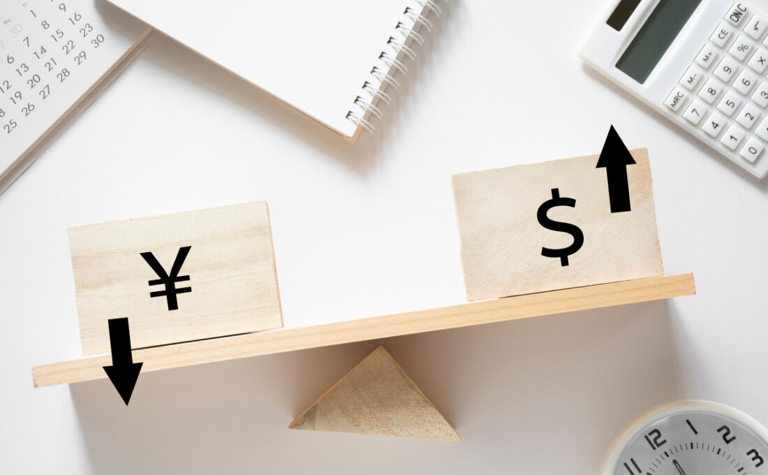天秤にかけられた円とドルのシンボル、ドルの価値が上昇している様子