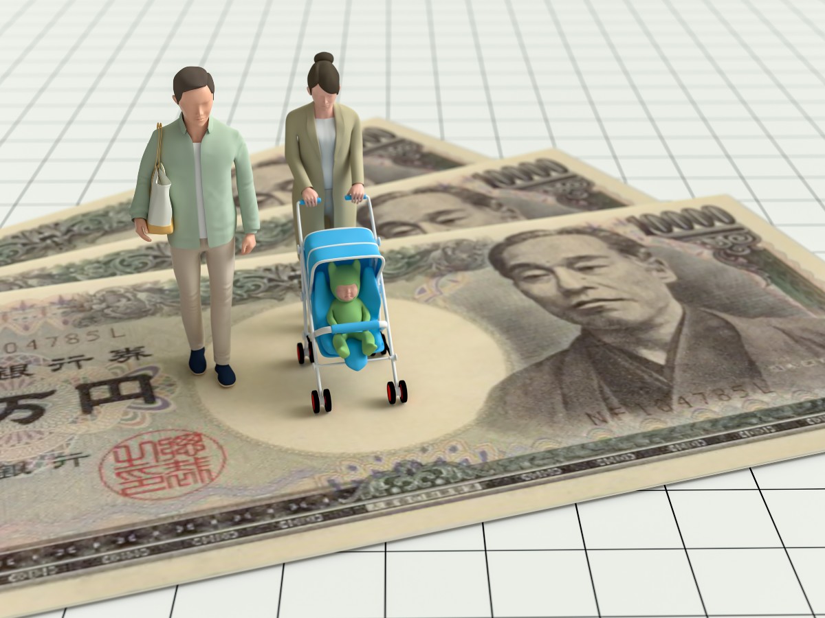 お金の上を歩く家族の模型