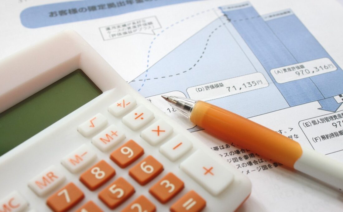 電卓と年金の計画グラフ。