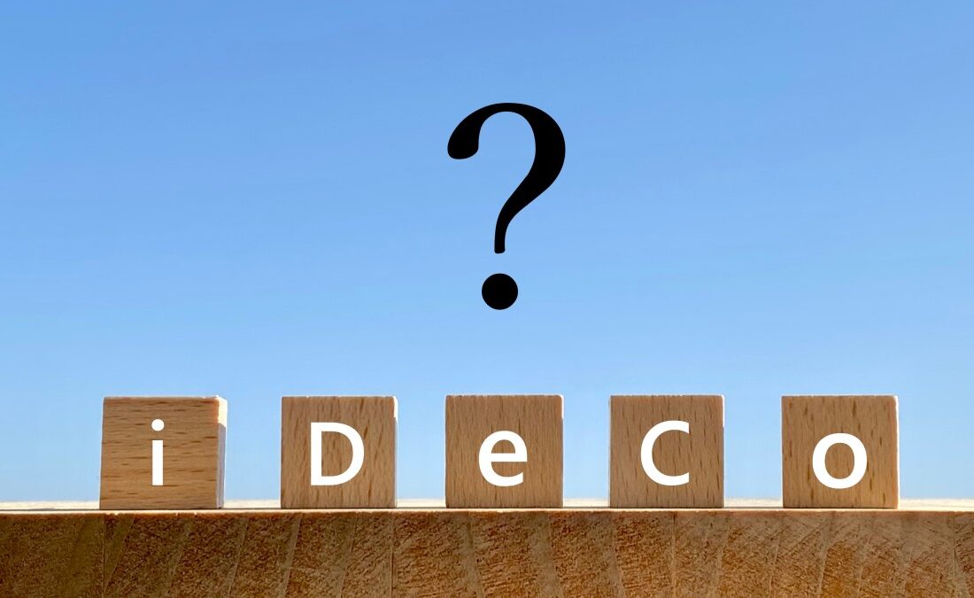 iDeCoと書かれたブロックの上にクエスチョンマークが描かれている。