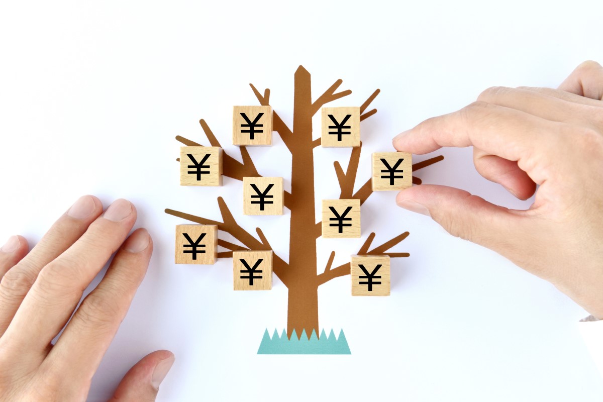 円記号のついたブロックが木の枝に見立てられた図の上に並べられている。