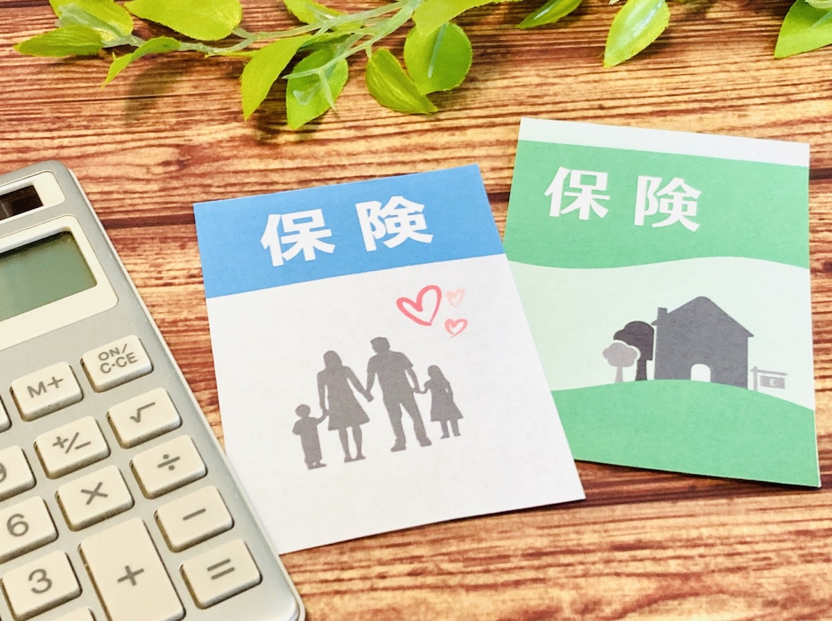 電卓と２つの保険プランの用紙