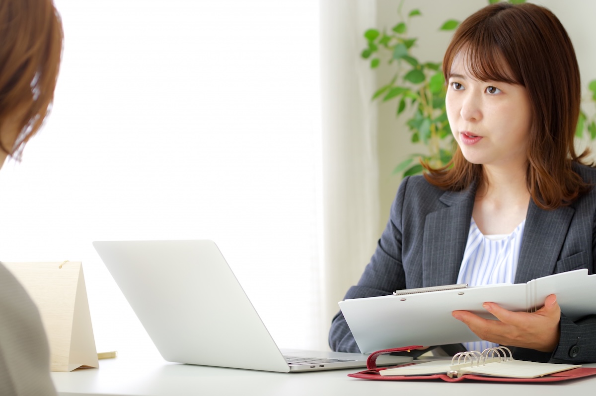 スーツを着た女性が熱心に話す様子